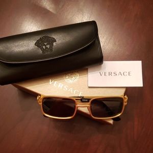 vintage but never been use versace sunglass